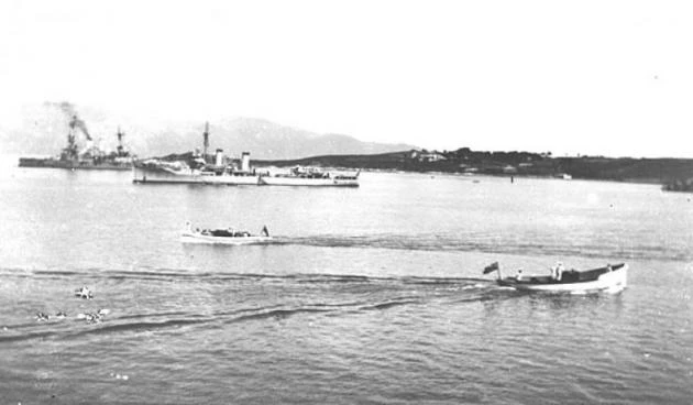 Βομβαρδισμός της Κέρκυρας: Τα αντιτορπιλικά «Σπέτσες» και «Ψαρά» κυριαρχούν επί των Ιταλών (βίντεο)